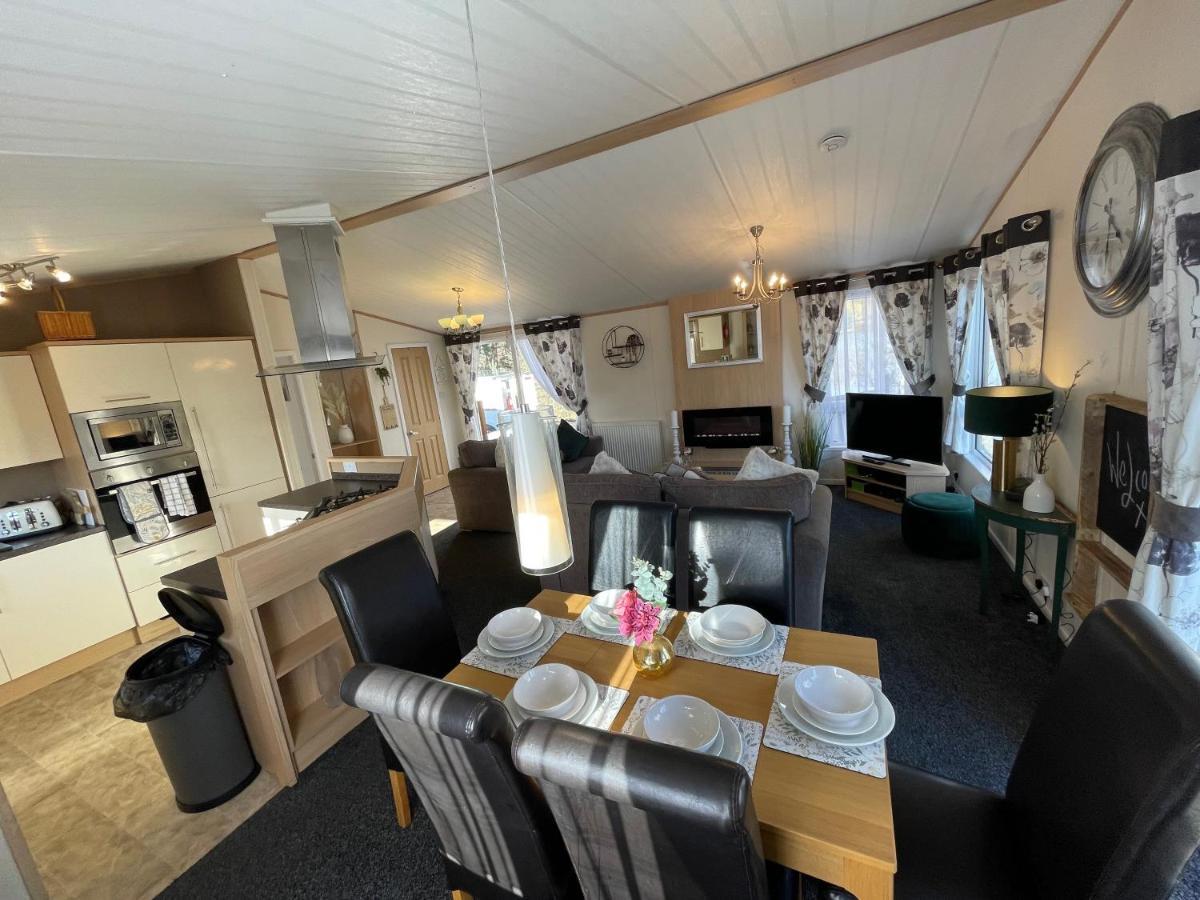 Rudd Lake Luxury Lakeside Lodge With Fishing & Hot Tub@Tattershall Zewnętrze zdjęcie